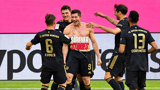 Da ist das Ding! Robert Lewandowski knackt gegen den FC Augsburg mit Bundesliga-Tor 41 doch noch den Rekord vom Bomber.