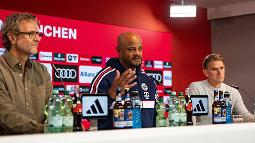 Dieter Nickles, Vincent Kompany und Christoph Freund im Pressetalk vor dem Spiel in Augsburg