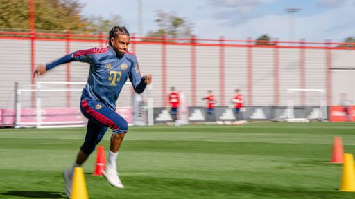 Michael Olise im Abschlusstraining vor Augsburg