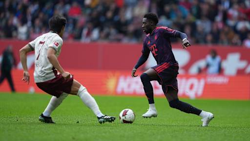 Alphonso Davies führt den Ball gegen den FC Augsburg