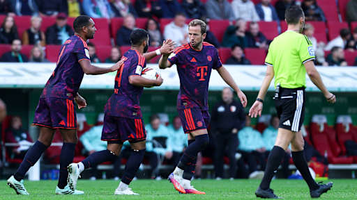 Harry Kane, Jonathan Tah und Ismael Saibari bejubeln den 1:1-Ausgleich