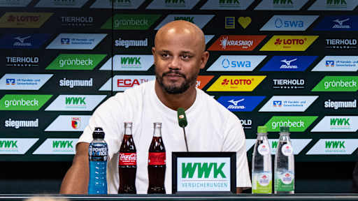 Vincent Kompany auf der Pressekonferenz nach dem Bundesliga-Spiel des FC Bayern beim FC Augsburg
