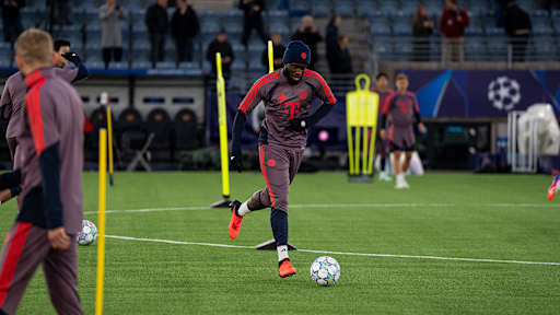 Dayot Upamecano spielt einen Pass im Training im Viking-Stadion