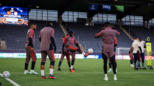Dayot Upamecano spielt einen Pass im Training im Viking-Stadion