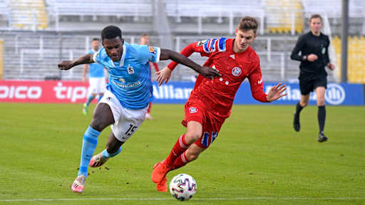 Josip Stanisic im Zweikampf um den Ball mit seinem Gegenspieler.