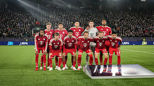 Mannschaftsfoto der Startelf vor dem Auswärtsspiel des FC Bayern in der Champions League bei Viking Stavanger