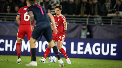 Tom Bischof mit Ball am Fuß während des Auswärtsspiels des FC Bayern in der Champions League bei Viking Stavanger
