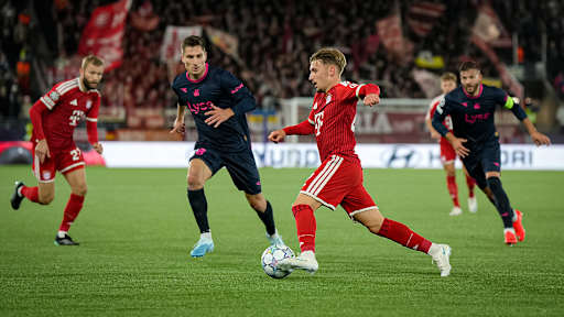 Lennart Karl mit Ball am Fuß während des Auswärtsspiels des FC Bayern in der Champions League bei Viking Stavanger