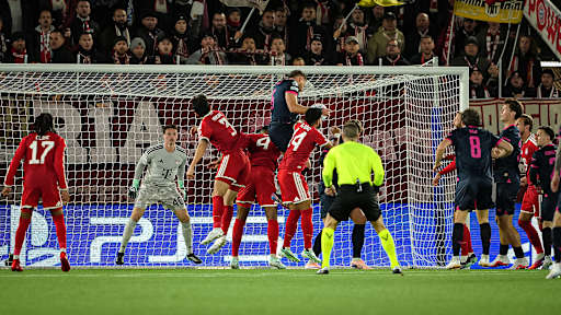 Gianni Stensness trifft per Kopf während des Auswärtsspiels des FC Bayern in der Champions League bei Viking Stavanger