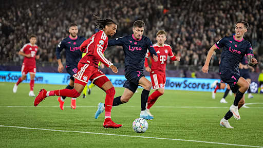 Michael Olise im Dribbling während des Auswärtsspiels des FC Bayern in der Champions League bei Viking Stavanger