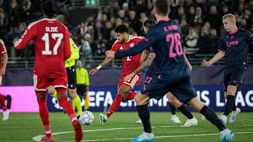 Luis Díaz beim Torschuss während des Auswärtsspiels des FC Bayern in der Champions League bei Viking Stavanger
