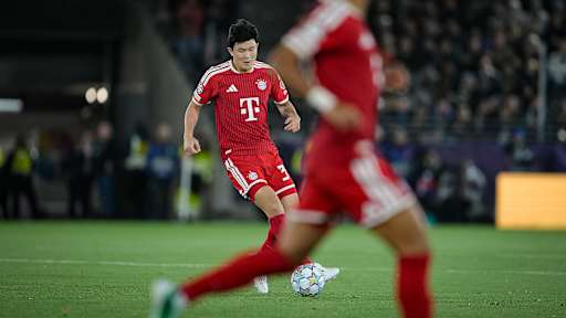 Minjae mit Ball am Fuß während des Auswärtsspiels des FC Bayern in der Champions League bei Viking Stavanger