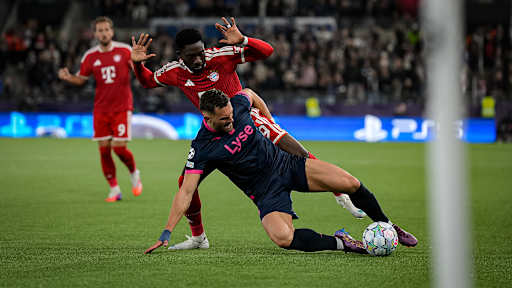 Alphonso Davies versucht an den Ball zu kommen während des Auswärtsspiels des FC Bayern in der Champions League bei Viking Stavanger