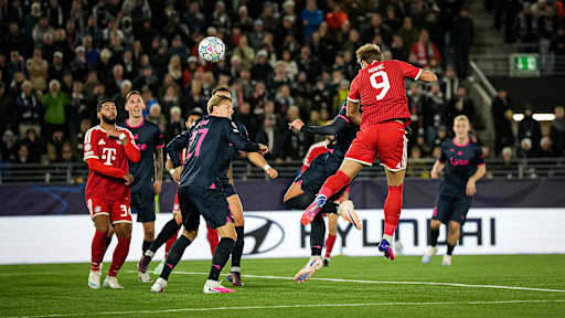Harry Kane köpft den Ball zum Ausgleich ins Netz während des Auswärtsspiels des FC Bayern in der Champions League bei Viking Stavanger
