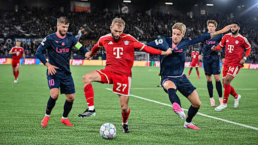 Konrad Laimer im Zweikampf während des Auswärtsspiels des FC Bayern in der Champions League bei Viking Stavanger