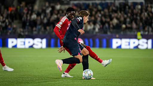 Alphonso Davies im Zweikampf um den Ball während des Auswärtsspiels des FC Bayern in der Champions League bei Viking Stavanger