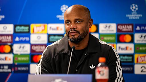 Vincent Kompany auf der Pressekonferenz nach dem Auswärtsspiel des FC Bayern in der Champions League bei Viking Stavanger