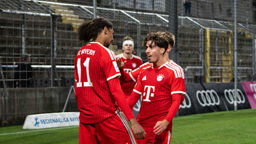 Noah Codjo-Evora und David Santos bejubeln einen Treffer.