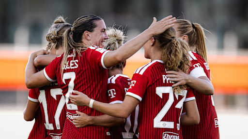 Vanessa Gilles, Sophie Proost und Co. jubeln im Heimspiel der FC Bayern Frauen gegen den SC Freiburg