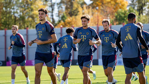 Tom Bischof und Kollegen laufen sich warm im Abschlusstraining des FC Bayern vor dem Bundesliga-Spiel gegen RB Leipzig.