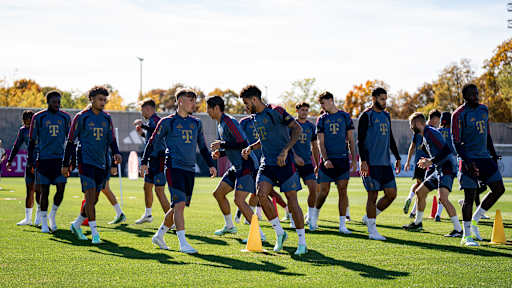 Spieler bei Laufübungen im Abschlusstraining des FC Bayern vor dem Bundesliga-Spiel gegen RB Leipzig.