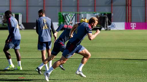 Harry Kane setzt zum Sprint an im Abschlusstraining des FC Bayern vor dem Bundesliga-Spiel gegen RB Leipzig.