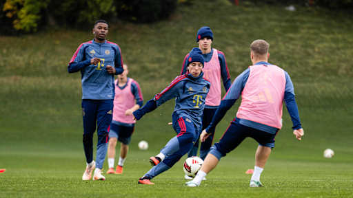 Bogdan Olychenko schaut auf den Ball im Training der FC Bayern Amateure.