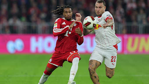 Michael Olise im Kampf um den Ball mit David Raum im Bundesliga-Topspiel zwischen dem FC Bayern und RB Leipzig.