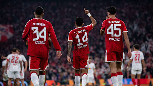 Luis Diaz streckt den Finger zum Jubel gen Himmel nach dem 1:0 im Bundesliga-Topspiel zwischen dem FC Bayern und RB Leipzig.