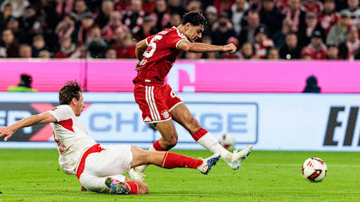 Aleksandar Pavlovic schießt zum 1:0 im Bundesliga-Topspiel zwischen dem FC Bayern und RB Leipzig.