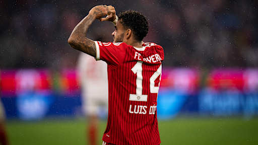 Luis Diaz formt ein Herz mit den Händen nach dem 4:0 im Bundesliga-Topspiel zwischen dem FC Bayern und RB Leipzig.