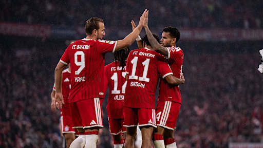 Münchner Jubeltraube nach dem 5:0 im Bundesliga-Topspiel zwischen dem FC Bayern und RB Leipzig.