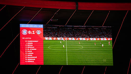 Anzeigetafel der Allianz Arena zeigt das 6:1 im Bundesliga-Topspiel zwischen dem FC Bayern und RB Leipzig.