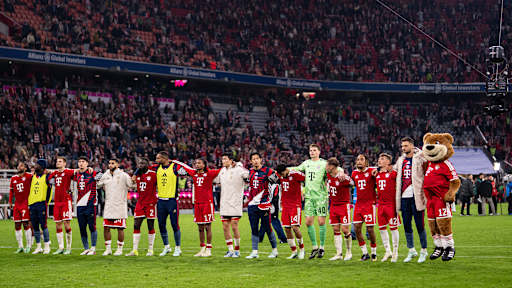 FCB-Spieler feiern mit dne Fans in der Kurve nach dem 6:1 im Bundesliga-Topspiel zwischen dem FC Bayern und RB Leipzig.