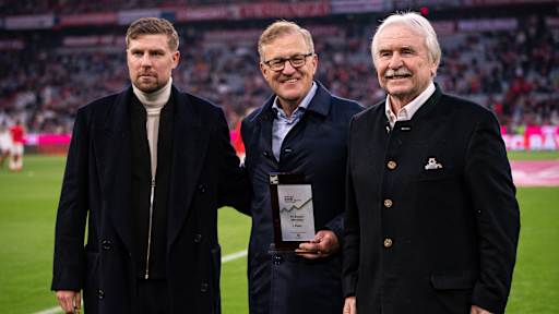 Der Vorstandsvorsitzende Jan-Christian Dreesen bekommt stellvertretend für den FC Bayern das Bundesliga-Barometer überreicht. ste