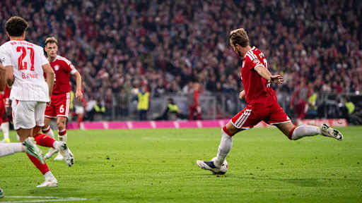 Harry Kane gibt einen Schuss ab imim Bundesliga-Topspiel zwischen dem FC Bayern und RB Leipzig.