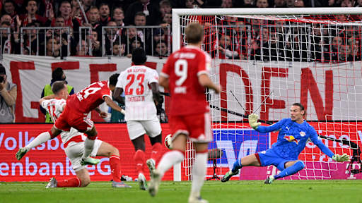 Luis Diaz schießt zum 1:0 im Bundesliga-Topspiel zwischen dem FC Bayern und RB Leipzig.