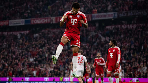 Luis Diaz macht einen Jubelsprung nach dem 1:0 im Bundesliga-Topspiel zwischen dem FC Bayern und RB Leipzig.
