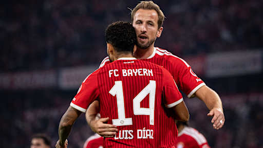 Harry Kane umarmt Luis Diaz nach dem 1:0 im Bundesliga-Topspiel zwischen dem FC Bayern und RB Leipzig.