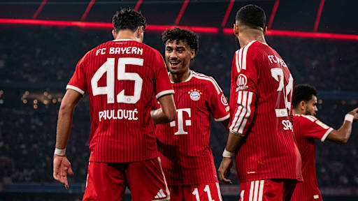 Nathaniel Brown gratuliert Aleks Pavlovic nach dem 1:0 im Bundesliga-Topspiel zwischen dem FC Bayern und RB Leipzig.
