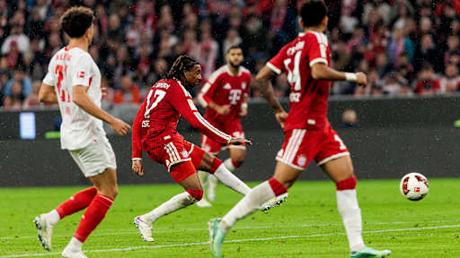 Michael Olise schießt zum 3:0 im Bundesliga-Topspiel zwischen dem FC Bayern und RB Leipzig.