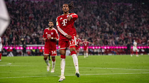 Michael Olise macht einen Jubelsprung nach dem 3:0 im Bundesliga-Topspiel zwischen dem FC Bayern und RB Leipzig.