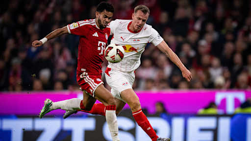 Luis Diaz im Kampf um den Ball mit Lukas Klostermann im Bundesliga-Topspiel zwischen dem FC Bayern und RB Leipzig.