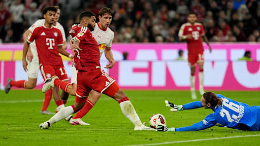 Ismael Saibari stochert den Ball in Richtung des Gästetores im Bundesliga-Topspiel zwischen dem FC Bayern und RB Leipzig.