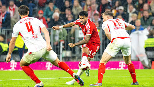 Luis Diaz zieht ab zum 4:0 im Bundesliga-Topspiel zwischen dem FC Bayern und RB Leipzig.