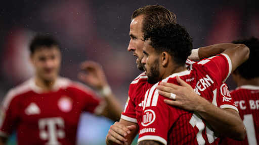 arry Kane umamrmt Luis Diaz nach dem 4:0 im Bundesliga-Topspiel zwischen dem FC Bayern und RB Leipzig.