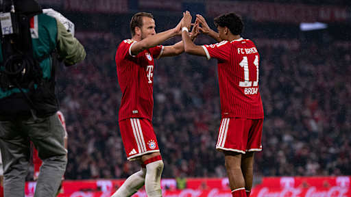 Harry Kane bedankt sich bei Vorlagengeber Nene Brown nach dem 5:0 im Bundesliga-Topspiel zwischen dem FC Bayern und RB Leipzig.
