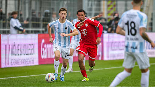 Vincent Manuba im Zweikampf während des Derbys der FC Bayern Amateure gegen 1860 München in der Regionalliga Bayern