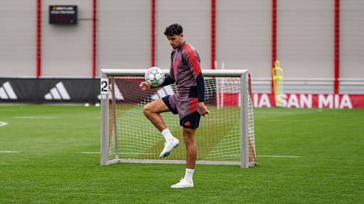 Aleksandar Pavlovic jongliert mit Ball im Abschlusstraining des FC Bayern vor dem Spiel gegen Arsenal