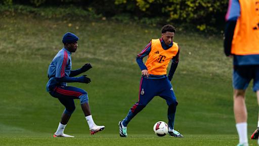 Cassiano Kiala führt den Ball am Fuß im Training.